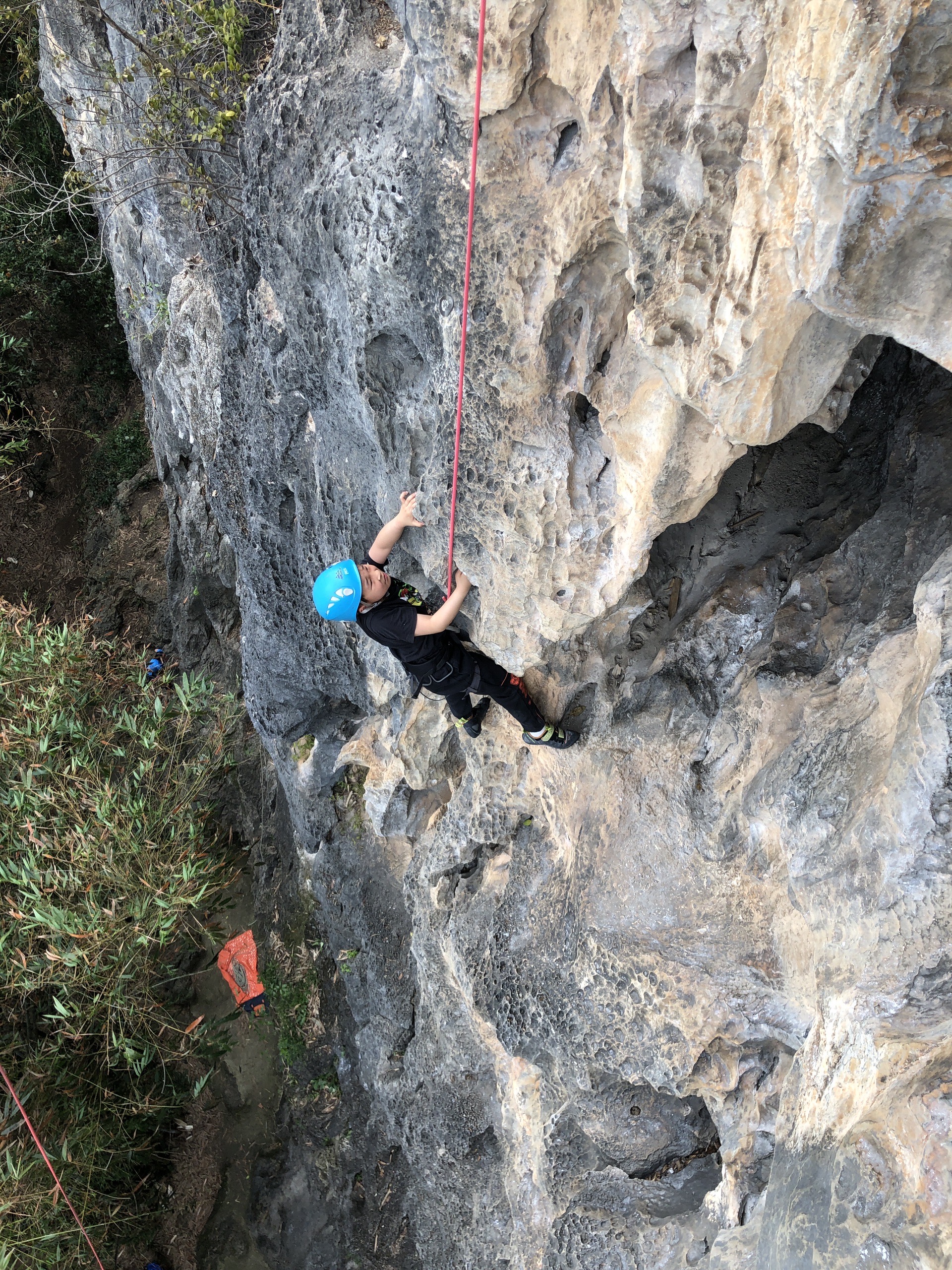 kaiyun sports safe-野外洞穴探险攀岩，挑战自然的极限